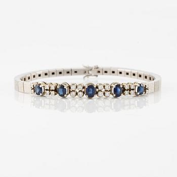 Armband, 18K vitguld med safirer och briljantslipade diamanter.