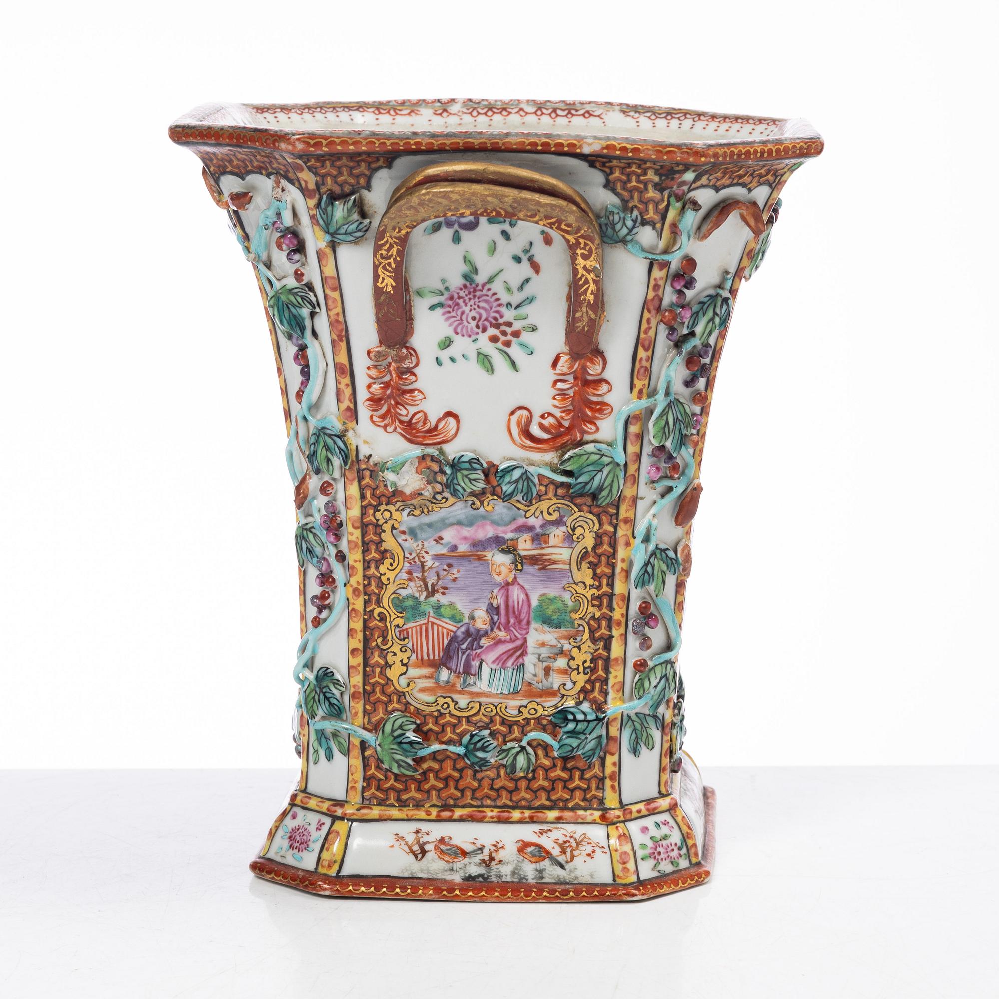 Tulpanvas, porslin, s.k. 'Rockefeller-pattern', Qingdynastin, Qianlong (1736-95).rockefeller.