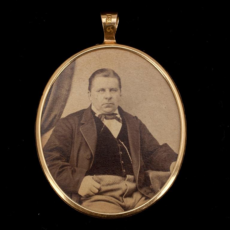 SALOMON HOFLING, signerad. 1800-talets början. Miniatyr föreställande Carl Oscar Björkqvist, guldram 18K.
