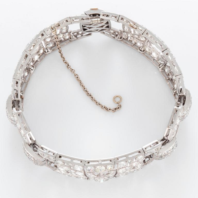 Armband Art Deco platina med gammal- och åttkantslipade diamanter total vikt ca 17 ct.
