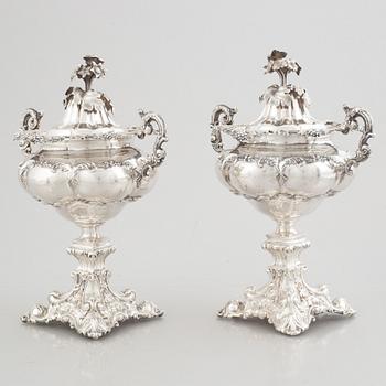 Petter Wigren, strösockerskålar med lock, ett par, silver, Malmö 1851.
