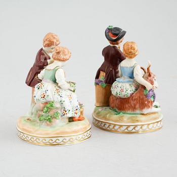 A pair of procelain figurines from Sächsische Porzellan Manufaktur in Dresden, first half of the 20th century.