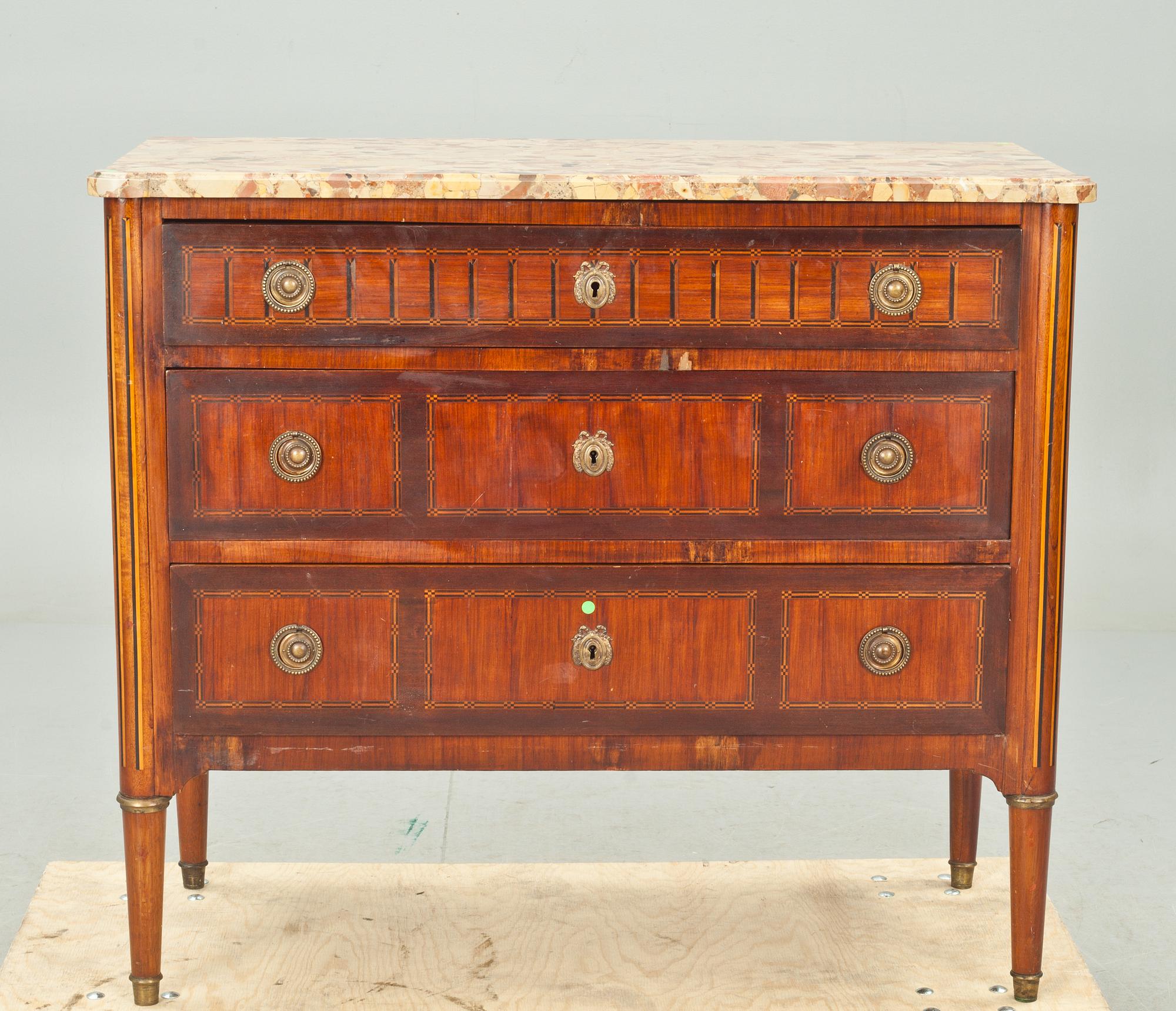 BYRÅ, gustaviansk stil, 1900-talets första hälft.