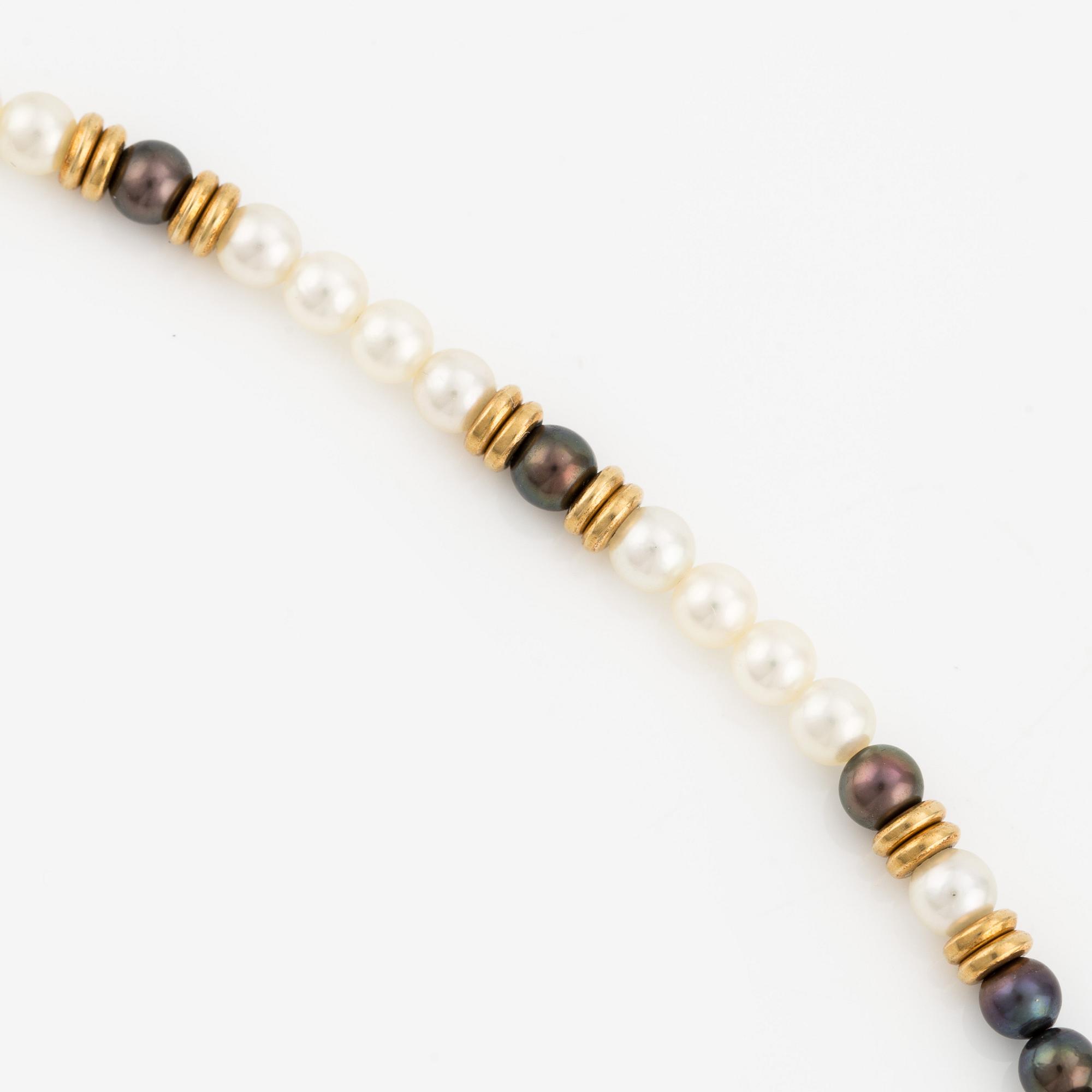Collier, lås i 18K guld med små diamanter,  odlade vita och färgade pärlor.
