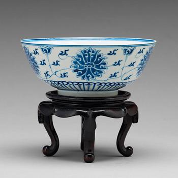 845. A blue and white 'lotus' bowl, late Qingdynasty with Guangxus six character mark.