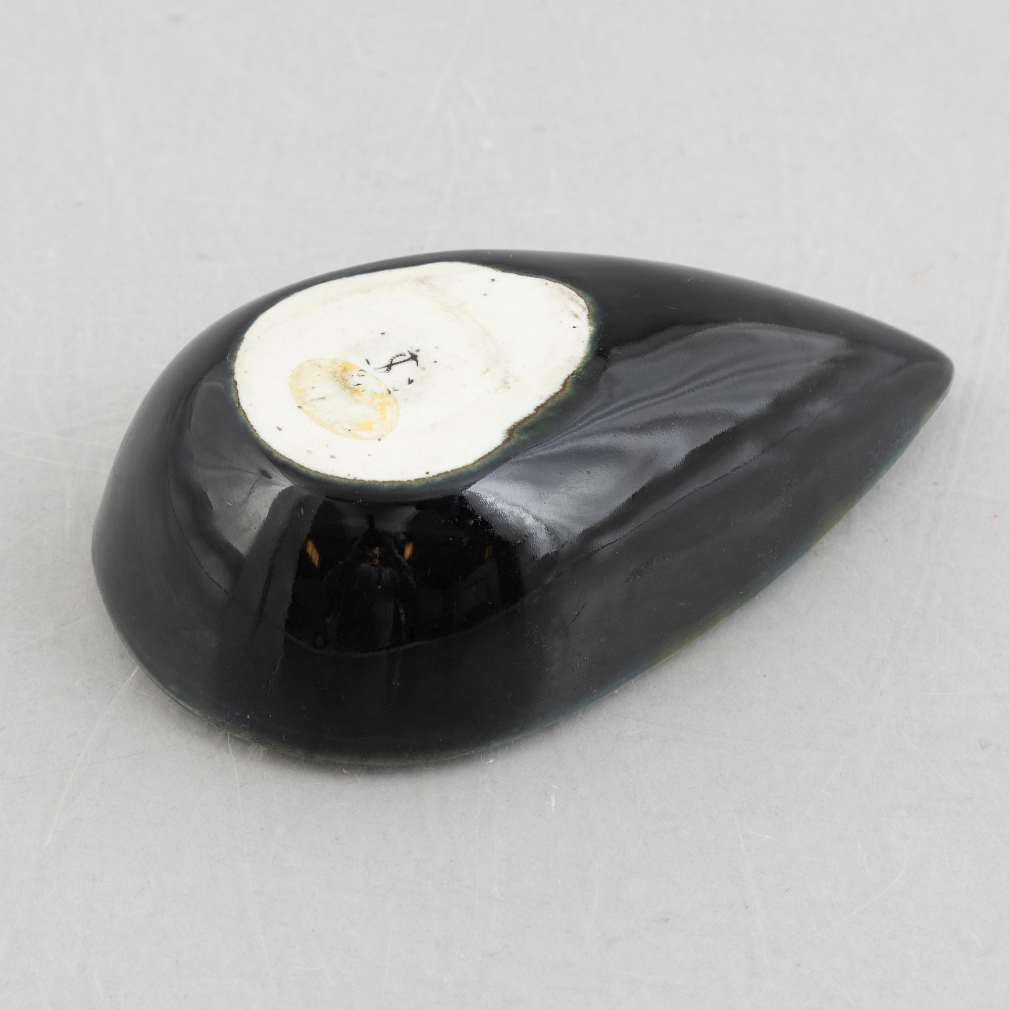 Lisa Larson, askfat och väggrelief ur serien "Harlekin" och ljusstake ur serien "Advent", Gustavsberg.