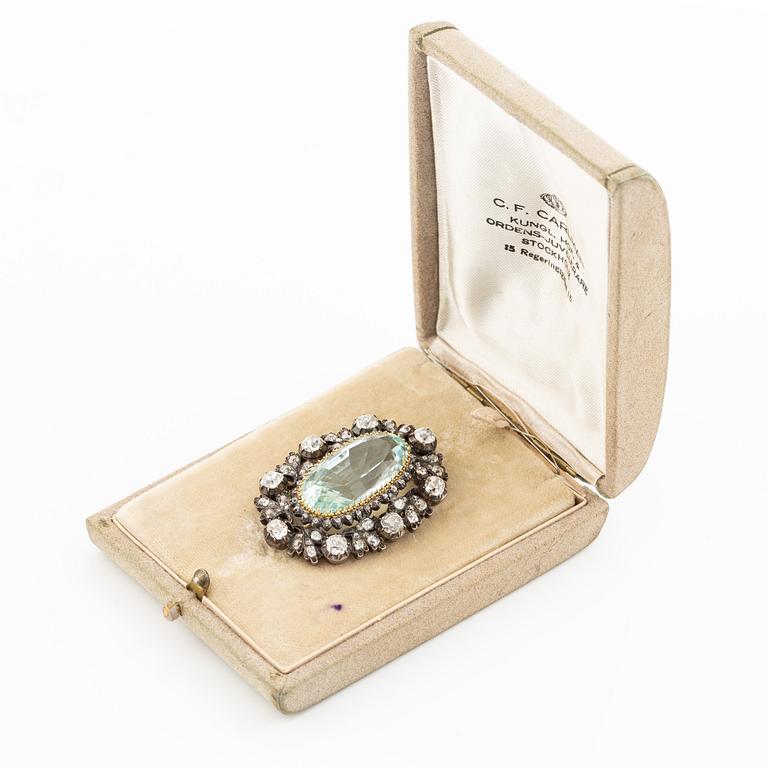 Brosch silver och guld med en fasettslipade  akvamarin och gammalslipade diamanter.