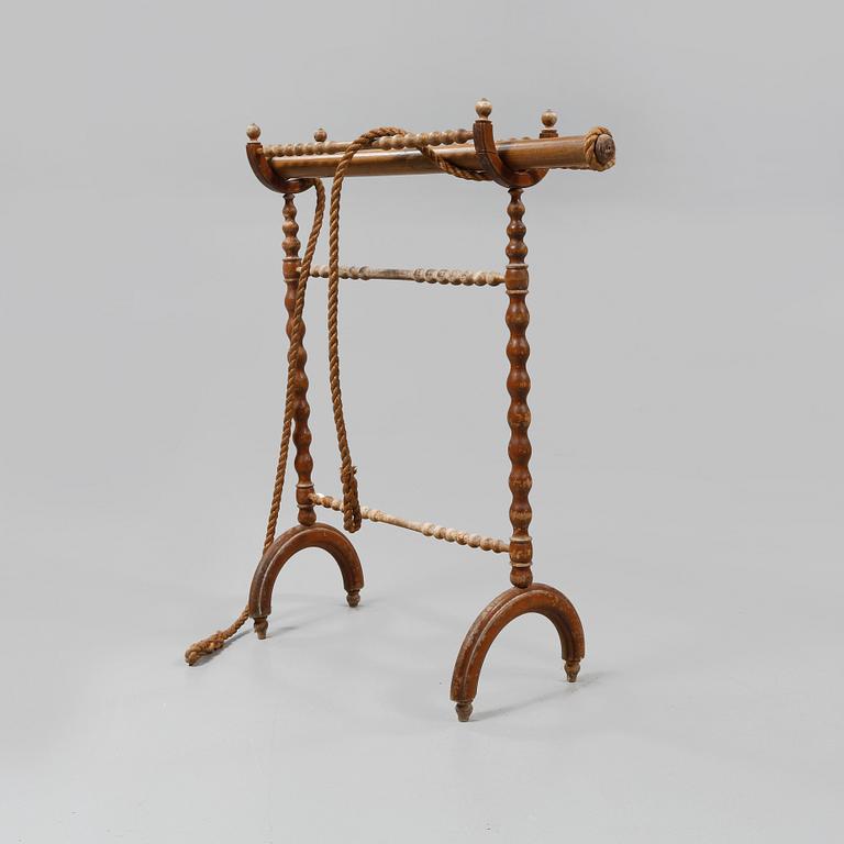 HANDUKSSTÄLL samt TRAPETS, 1900-talets första hälft.