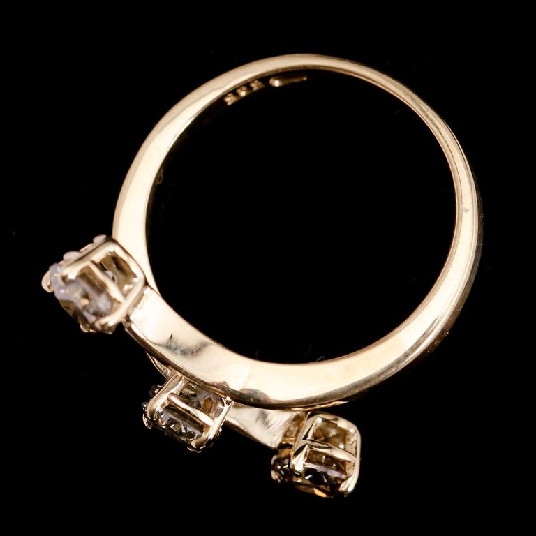 RING, 14 k guld, med 3 briljantslipade diamanter totalt 1.15 ct. Total vikt 4 g.