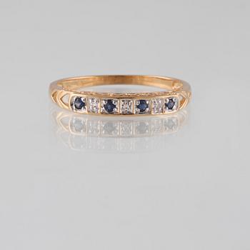 RING, 18K guld med fasettslipade blå safirer samt åttkantslipade diamanter. Vikt 1,9 gram.