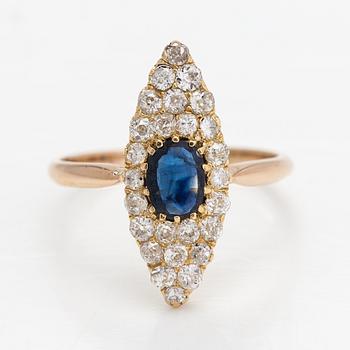 An 18K gold ring with old- and brilliant-cut diamonds ca. 0.52 ct in total and a sapphire. Oskar Lindroos, Helsinki 1937.