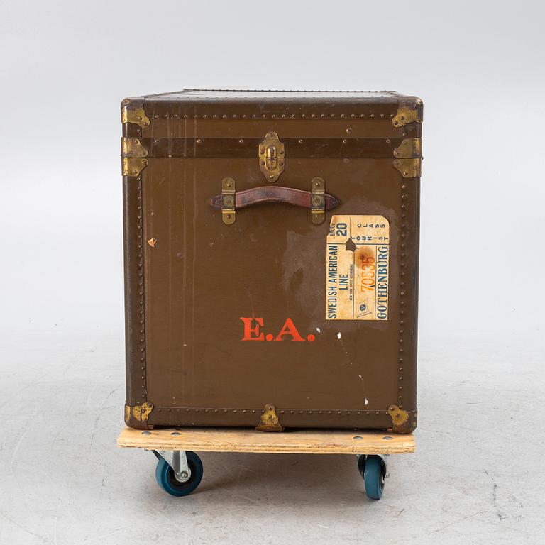 A suitcase, The Oshkosh Trunk, Company, Wisconsin, USA, early 20th Century.