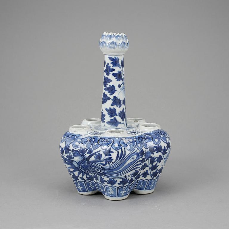 TULPANVAS. Porslin, Kina, 1800-tal.
