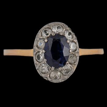 RING, 18k guld och vitguld med fasettslipad blå safir samt 10 äldre briljantslipde diamanater. Vikt 3 g.