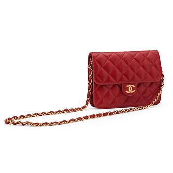 574. CHANEL, a red leather shoulder bag.