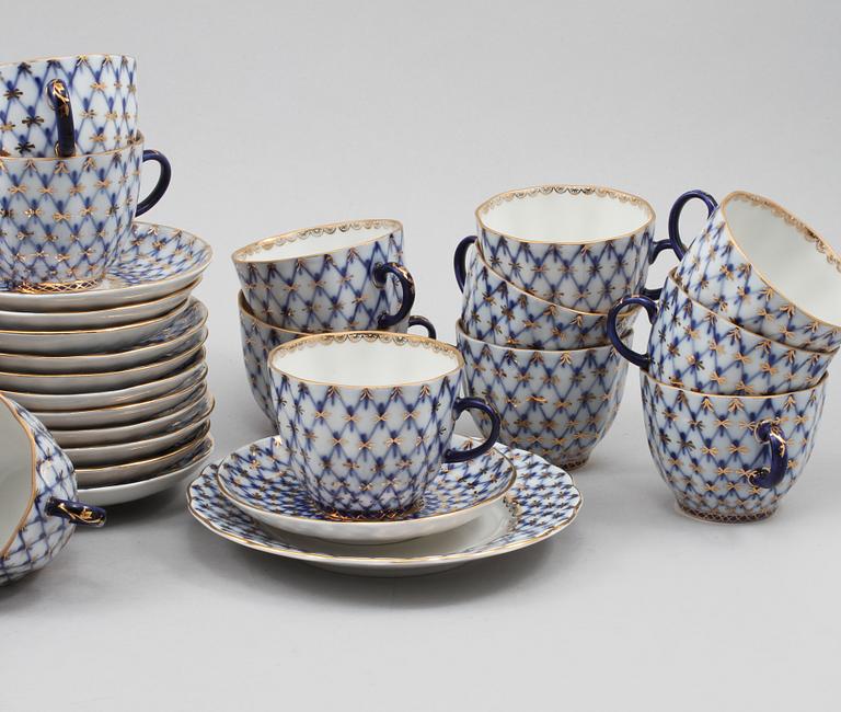 KAFFEKOPPAR med FAT, 12 st, samt ASSIETTER, 12 st, porslin, Lomonosov, Ryssland, 1900-talets andra hälft.
