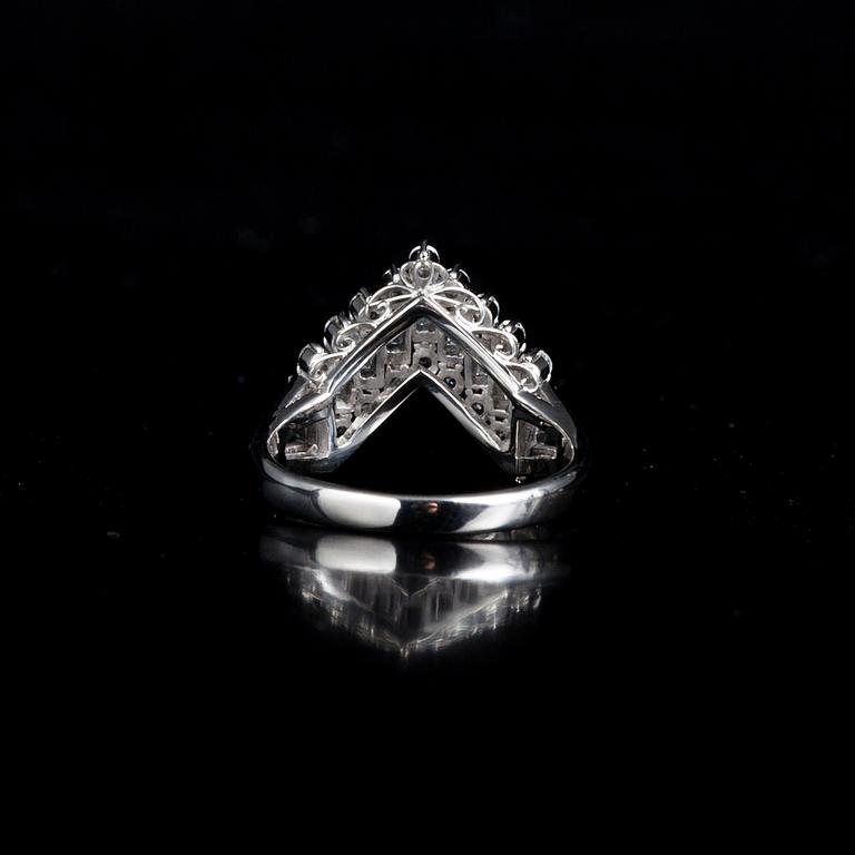 RING, platina, baguette- och briljantslipade diamanter tot. 0,70 ct. Vikt 5,3 g.