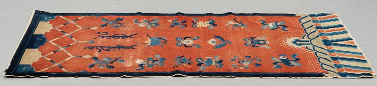 A pillar rug, an antique Chinese, late Qing dynasty, around 1900, ca 178-180,5 x 92-93,5 cm.