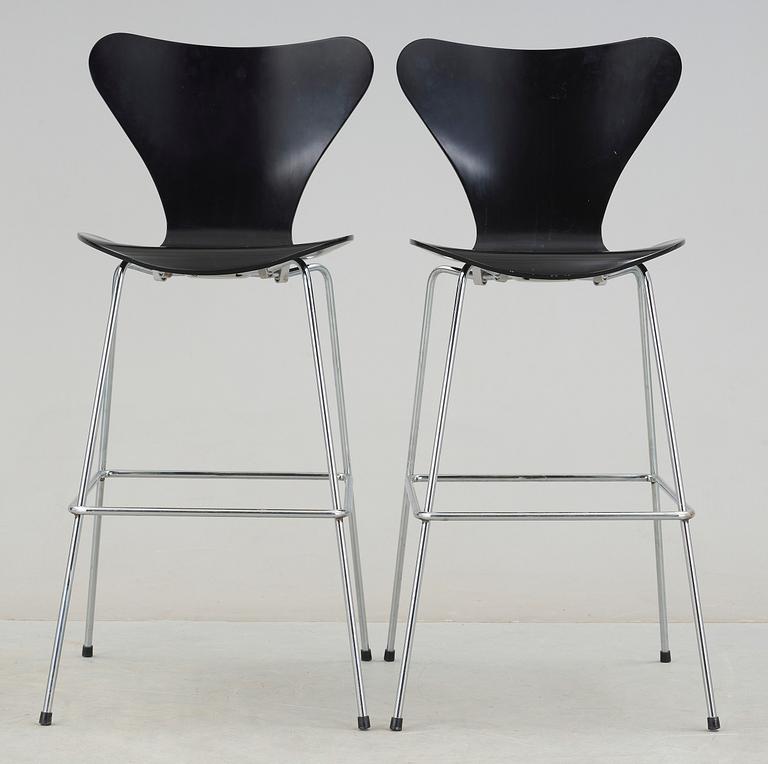 BARSTOLAR, ett par, "Sjuan", Arne Jacobsen för Fritz Hansen, 2006.