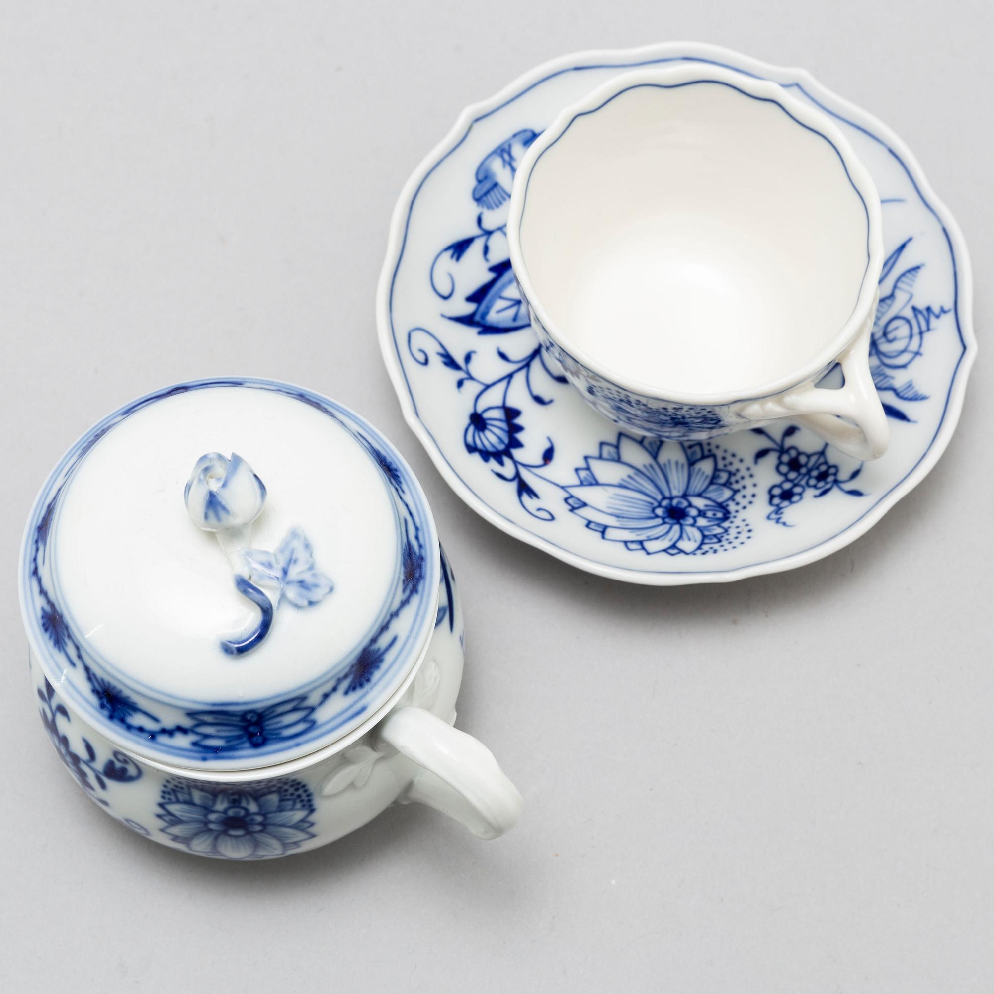 A Meissen part 'Blue Onion' coffee and dinner porcelain service, Germany, 20th century (33 pieces).
