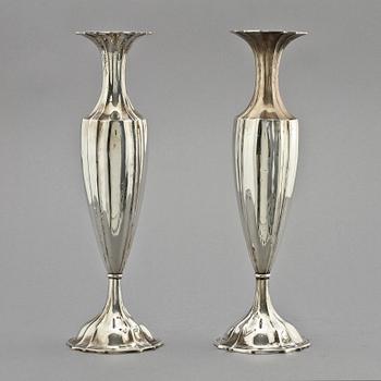 VASER, ett par, silver, K Andersson, Göteborg, 1917.