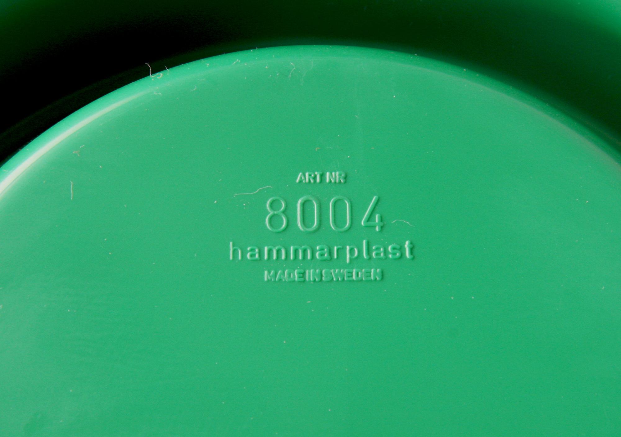 BADRUMSSKÅP, HYLLA, och TVÅLKOPP samt PAPPERSHÅLLARE, Hammarplast, Quadrat. 1970-tal.