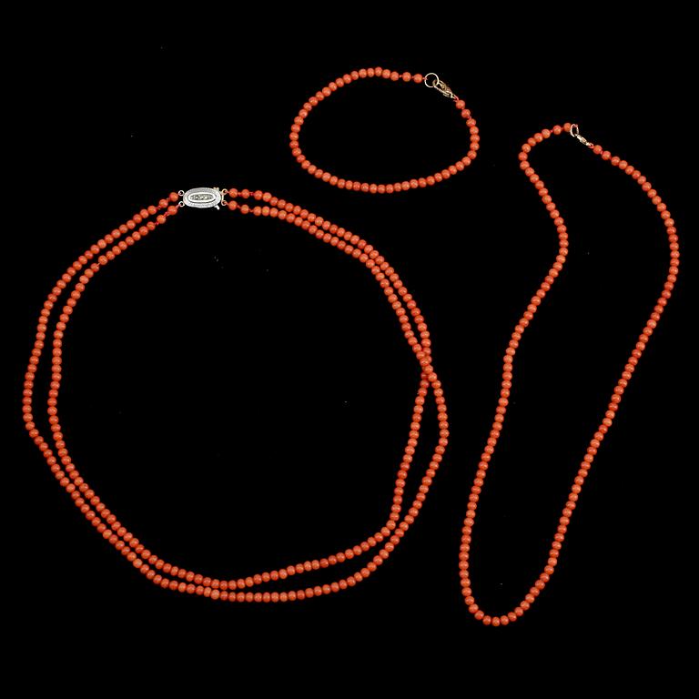 COLLIER, 2 st samt ARMBAND. Korall.