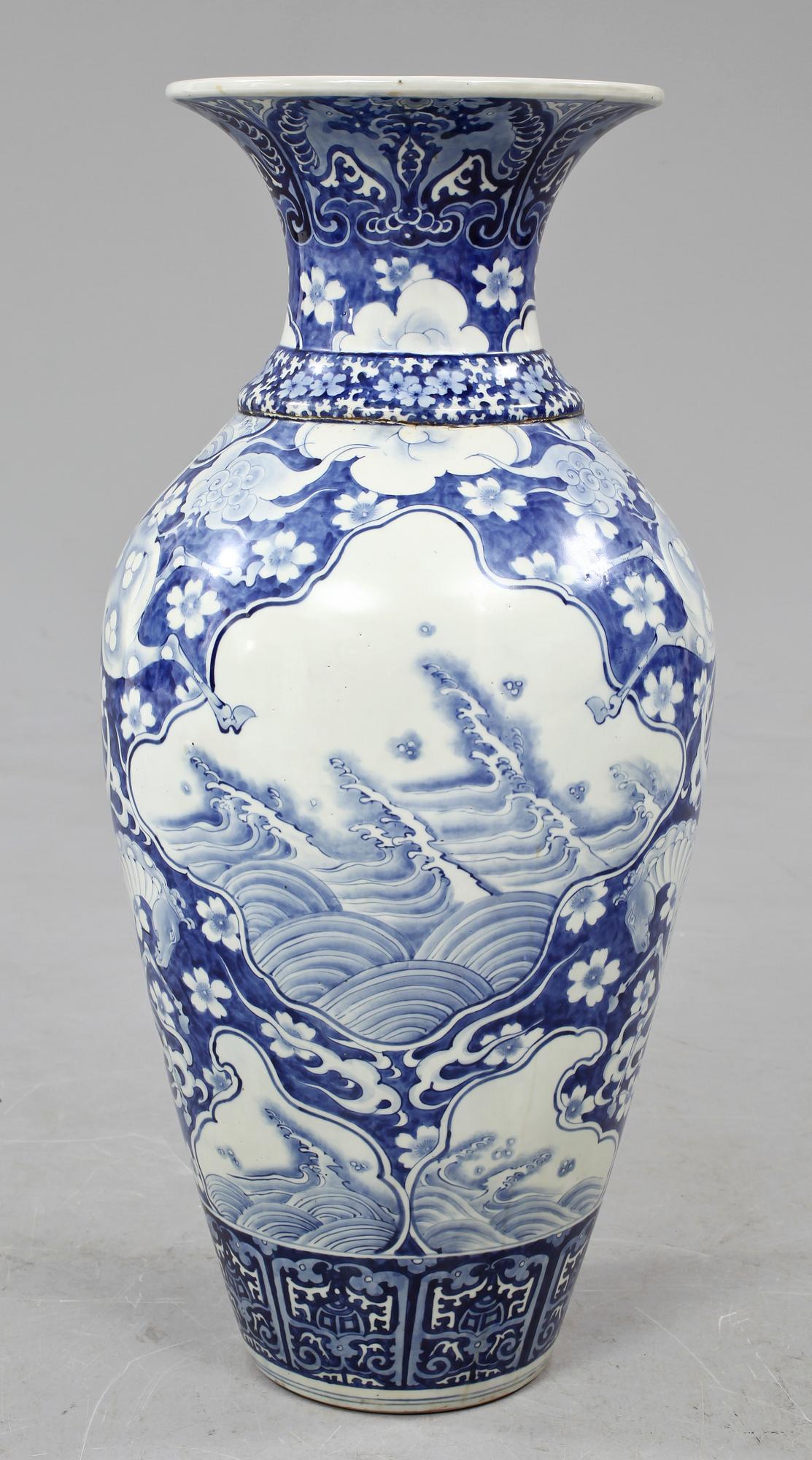 GOLVURNA, porslin, Japan, 1800-tal.