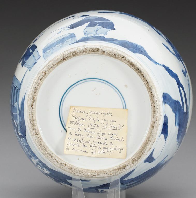 A blue and white jar, Qing dynasty, 19th Century.