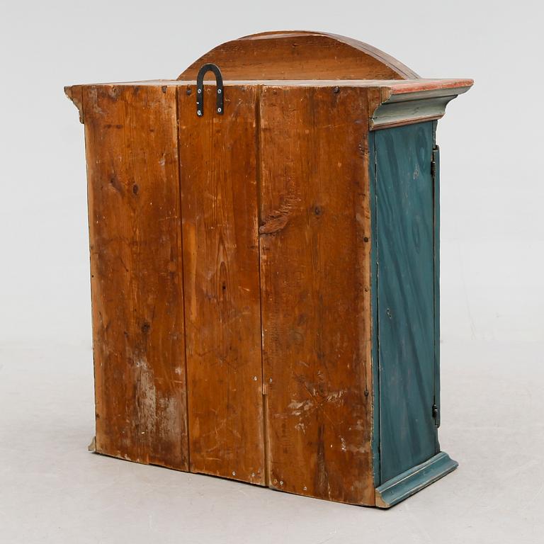 HÄNGSKÅP, attribuerat Erland Wadsten, Mörlunda, 1700-talets slut.