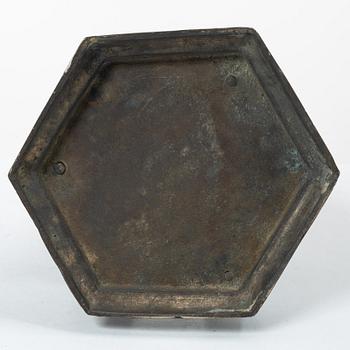 A large Japanese bronze censer, Meiji (1898-1912).