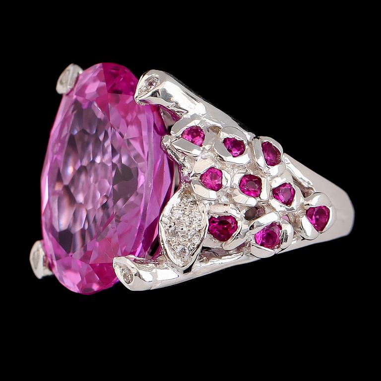 RING, sterlingsilver, rosa topas ca 25.00 ct, vita safirer tot ca 0.15 ct.