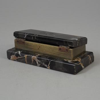 A 20th century marble mantle clock and lidded box.