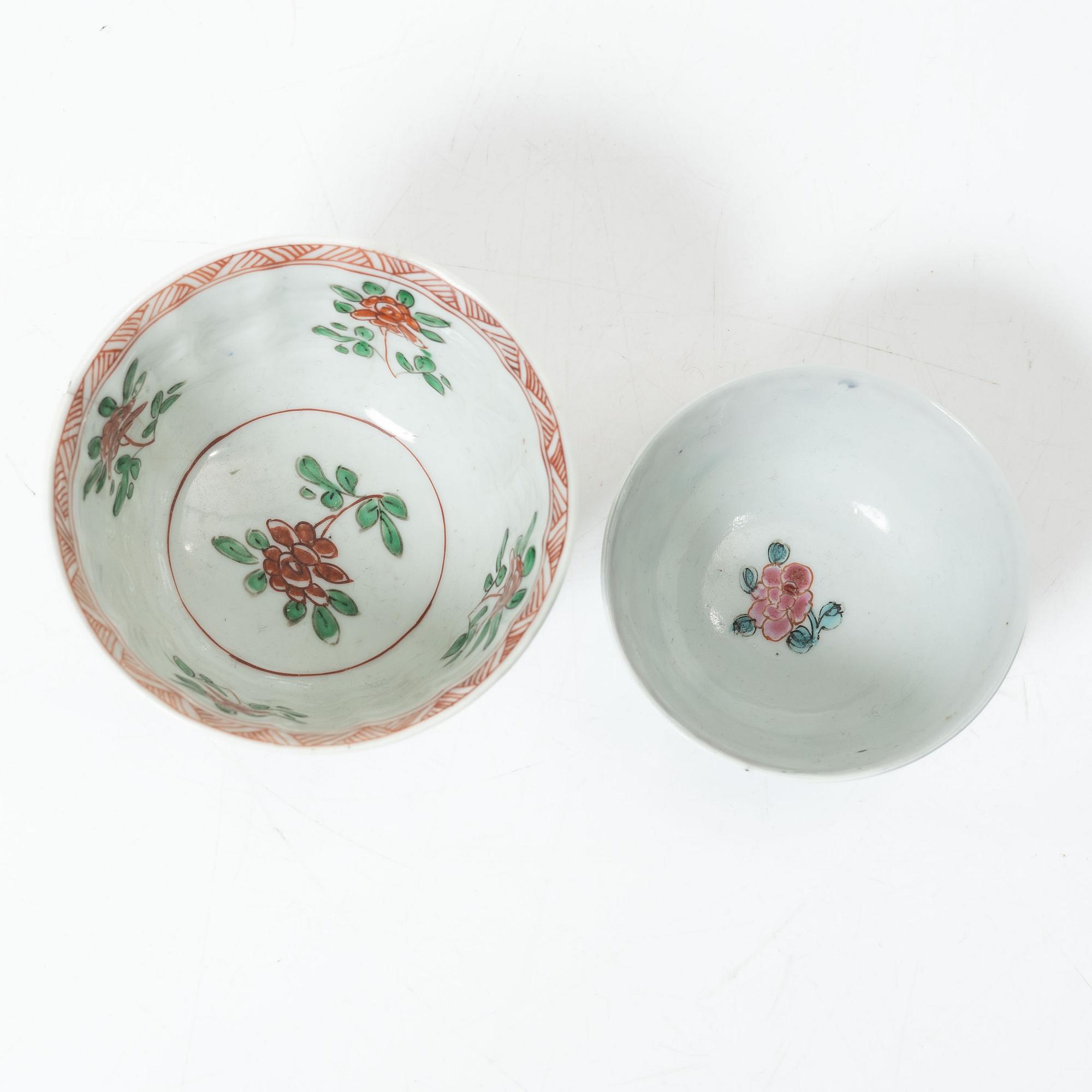 Two Chinese porcelain cups with saucers, Qing dynasty, 18th century.