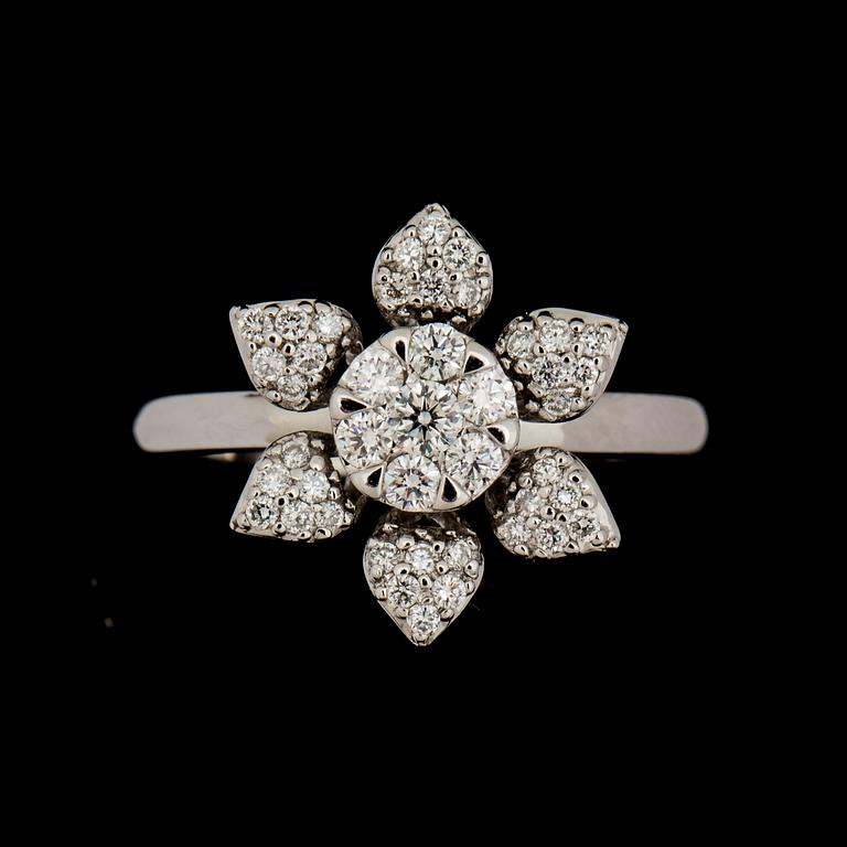 RING, 18 k vitguld med briljantslipade diamanter ca 0,40 ct. Vikt ca 4 g.