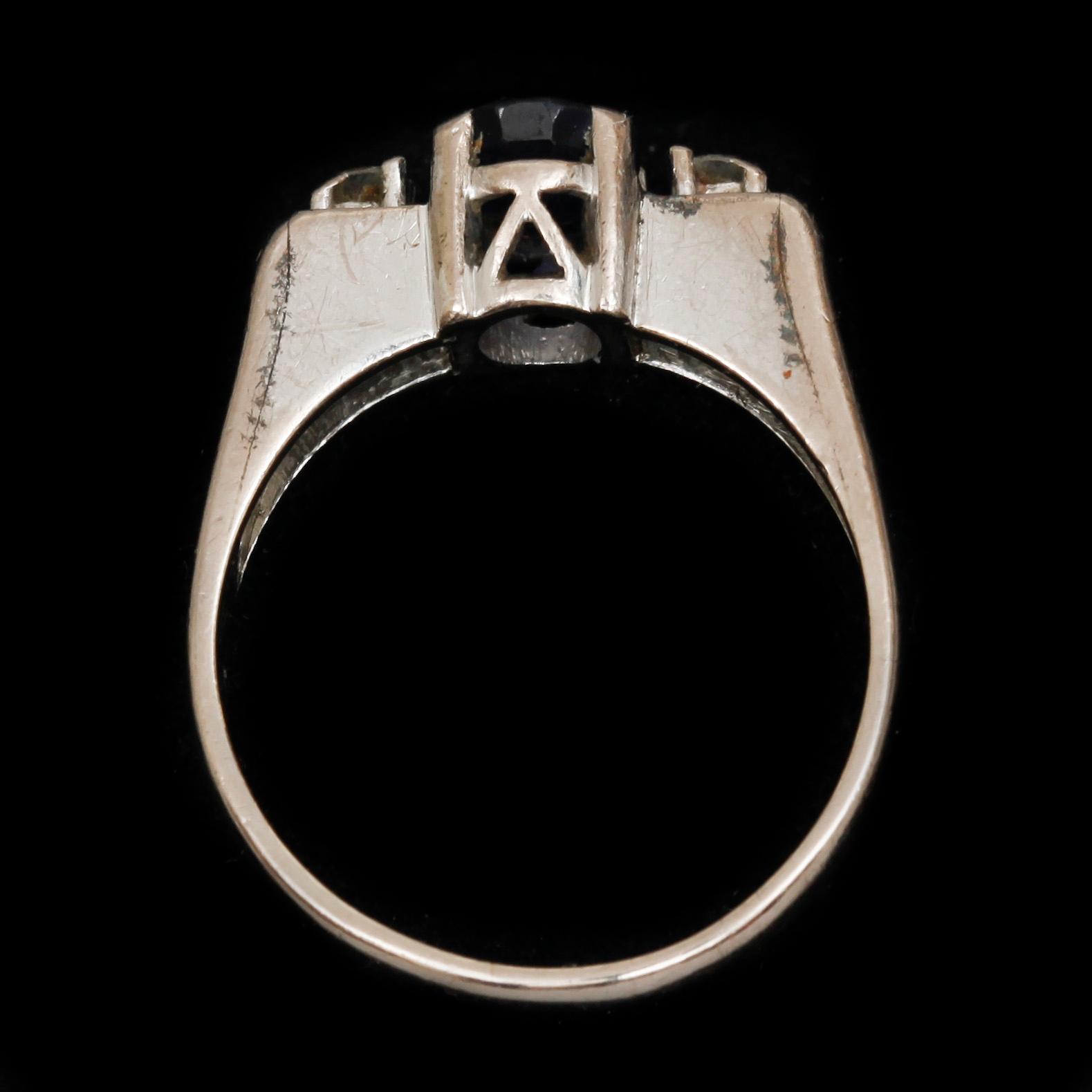 RING, stämplad 14k vitguld med briljantslipade diamanter tot ca 0,10 ct samt blå safir. Vikt 3 g.