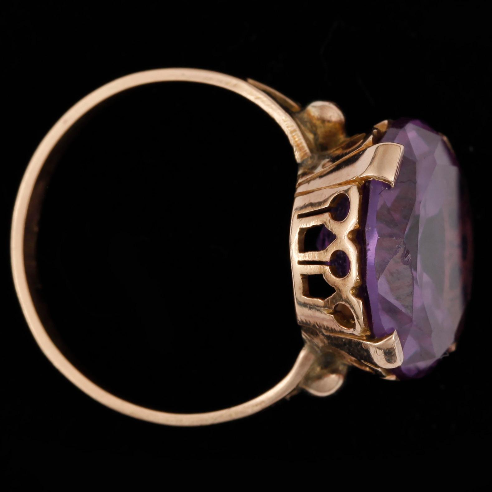 RING, 18k guld med rund ametist. Vikt ca 4,2 gram.