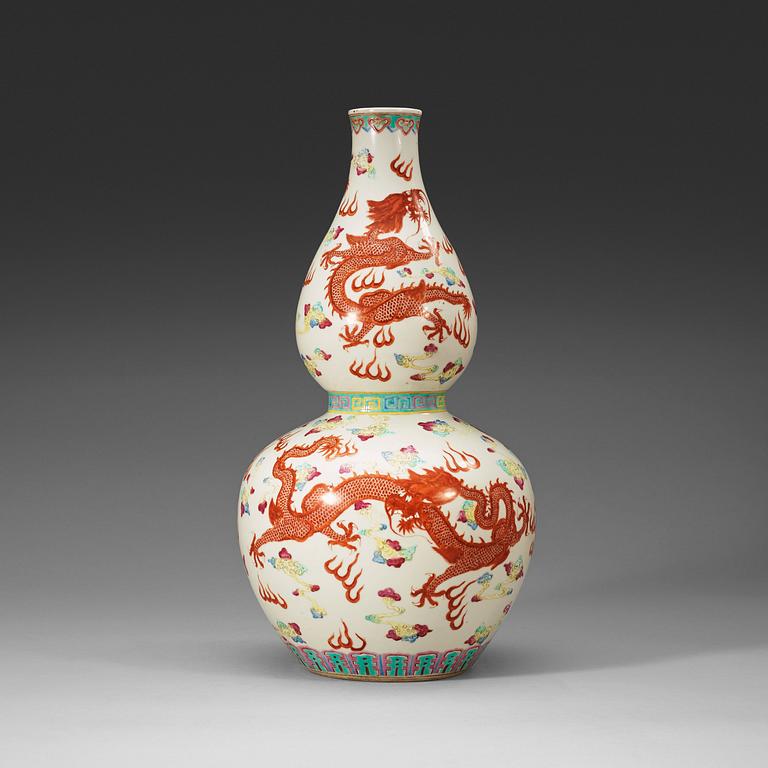 A double-gourd vase, 20th century, with Qianlong sealmark.