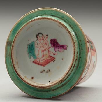 A porcelain cup with cover, late Qing dynasty.