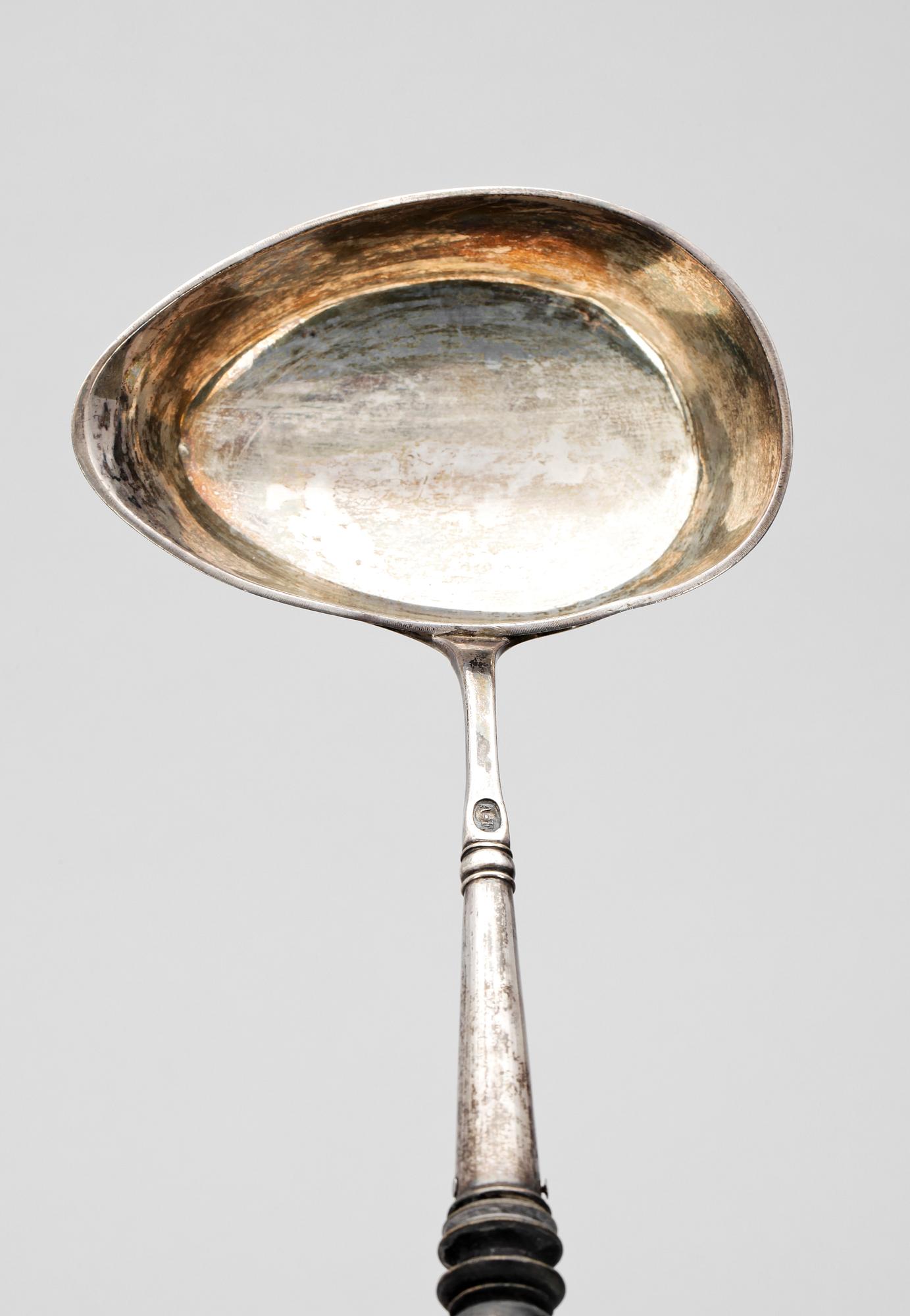 SOPPSLEV, silver, otydlig mästarstämpel, Stockholm, 1832. Tot ca 115g.