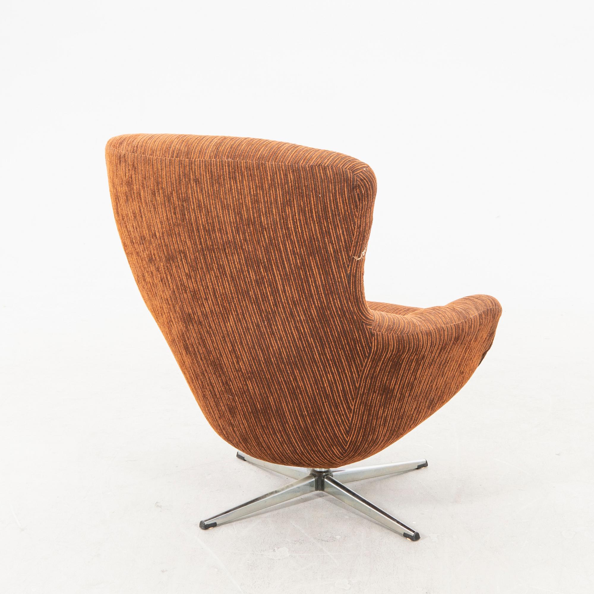 A 1970s easy chair.