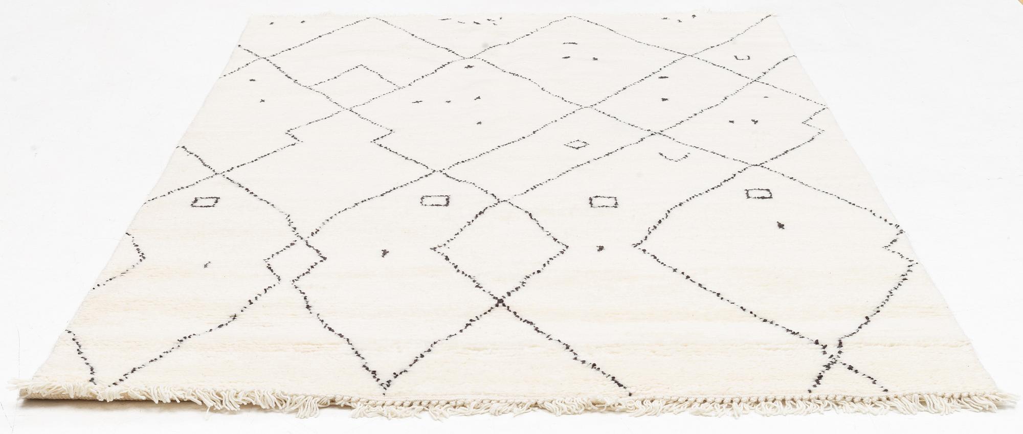 Matta, Marocko design, ca 300 x 200 cm.