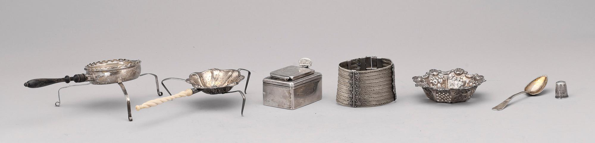 PARTI SILVER, 17 delar, bl a en dosa från London, 1800-talets senare del. Vikt ca 310 gram.