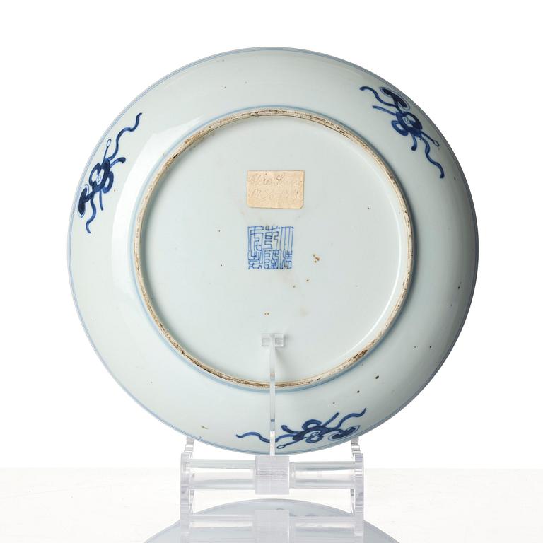 Fat, porslin. Qingdynastin med Qianlongs märke och period (1736-95).