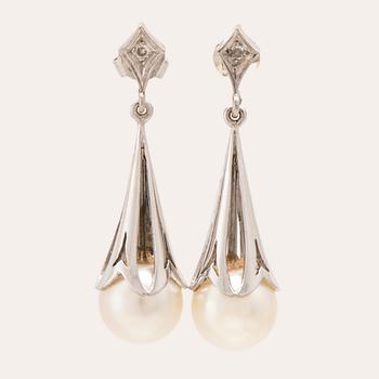 Earrings, a pair of 18K white gold with brilliant-cut diamonds and cultured pearls.