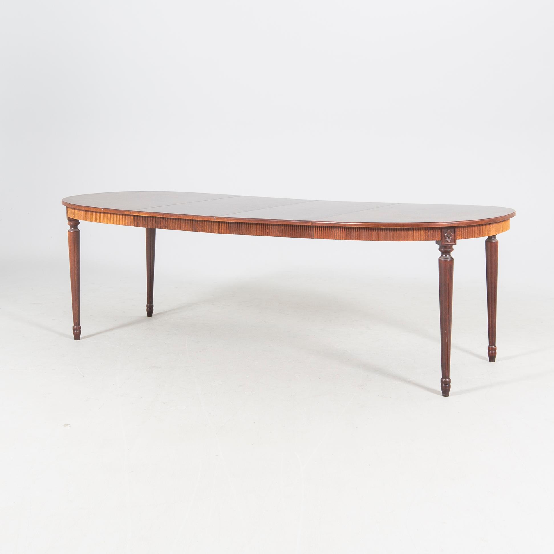 A mid 1900s Gustavian style mahogany 9 pcs dining set.