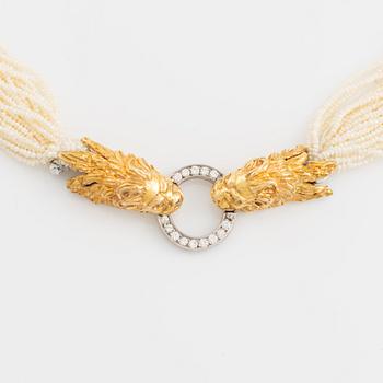 A pearl necklace with an 18K gold clasp set with round brilliant-cut diamonds.