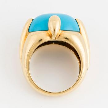 An 18K gold cabochon-cut turquoise ring.