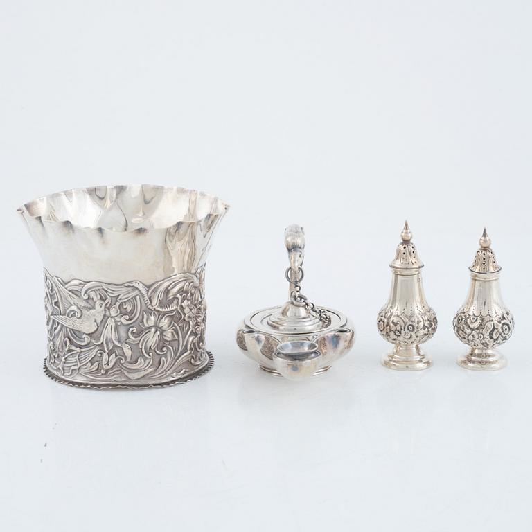 Bordstillbehör, 4 delar, silver, England, 1800-tal.