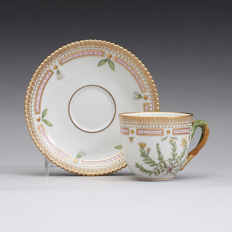 KAFFEKOPPAR med FAT, nio stycken, porslin. "Flora Danica", Royal Copenhagen, Danmark.